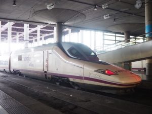 Unsere Anreise nach Madrid mit dem AVE (spanischen Hochgeschwindigkeitszug aus Sevilla) dauert nur gut zwei Stunden. Unkompliziert und bequem!