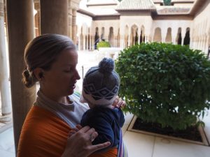 ... im Patio de los Leones, dem weltberühmten Innenhof der Alhambra jedoch ist Liam "nicht mehr zu halten" ...