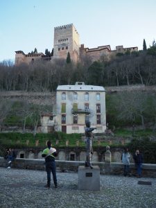 ... und schließlich enden wir vor der Frage: Wem gehört dieses verlassene Haus direkt unterhalb des Alhambra-Palastes?!