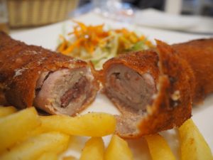 ... und essen "Flamenquín", frei übersetzt etwa "Fleisch-Schinken-Käseröllchen", die gerollten Käseschnitzel sehr ähnlich sind und uns an zuhause erinnern.!