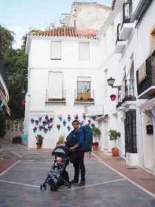 Auch der Vater: Immer top modern gestylt, hier beim Blick durch die Gässchen von Marbella, Südspanien.