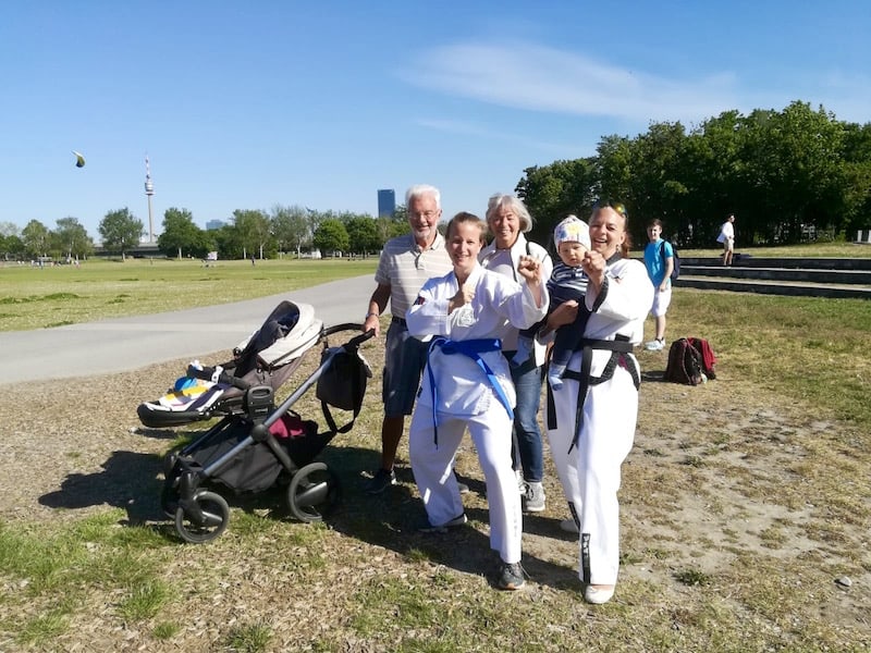 "We Are Family": Vier Generationen beim allerersten, öffentlich erlaubten Taekwondo-Training auf der Donauinsel nach der Corona-Krise.
