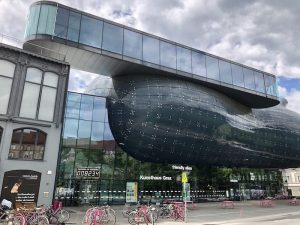 Bleibt nur noch am Ende meines Rundgangs, Euch ein Bild vom "Friendly Alien" zu zeigen, dem extravaganten Kunsthaus Graz. Die Ausstellungen lohnen definitiv den Besuch!