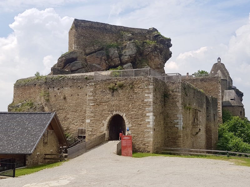 Auch Wegpunkte liefern Abwechslung und bisweilen kleine Umwege: Blick auf die Burgruine Aggstein in der Wachau.