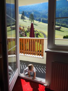 Angekommen im Hotel Alpenroyal im Pitztal. Gleich hinter die Terrasse wartet die Bergwelt des Hochzeiger auf uns!