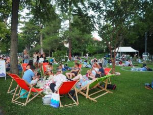 Auch das Mondschein-Picknick im Doblhoff-Park von Baden ist "der Rede wert" ...