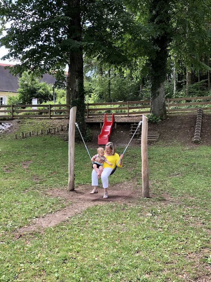 Während Oma und Enkelsohn auf dem Spielplatz weilen, hat die Mama Zeit für ein entspanntes Mittagessen.!