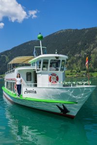 Eine Schifffahrt war natürlich die ideale Wahl, um die zauberhafte Naturkulisse des smaragdgrünen Sees mit seinem "weißen Band" am Seeufer (daher der Name Weissensee) rundum zu genießen.