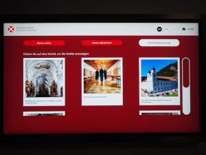 Blick auf den Bildschirm: Auf dem Weg zur Klosterkirche finden Besucher erweiterte Informationen rund um das Kloster Disentis vor.