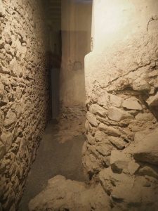 Auf dem anschließenden Weg zum Museum begegnen uns erneut uralte Grundmauern der gewaltigen Klosteranlage.