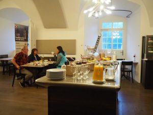 Auch das Frühstück im Kloster Disentis erfrischt uns mit einer guten Speise- und Getränkeauswahl, erneut direkt in der St. Placi-Stube.