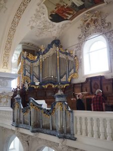 Die mächtige Orgelanlage beeindruckt mich: Auf dem Foto hier