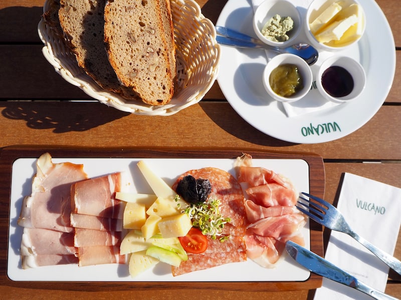 Los geht's im Schlummerparadies Vulkanland: Starten wir den (Ein)T(r)ag mit einem Frühstück. Aber nicht irgendeinem Frühstück, nein. Sondern einem ganz besonderen: Dem aus der Schinkenmanufaktur Vulcano in Auersbach in der Oststeiermark.