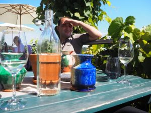Hier empfängt uns Richard Hofner "wort- und weingewandt" mit einem überaus interessanten Querschnitt durch typisch-steirische Rebsorten, Weinbaugebiete und Winzer-Koryphäen.