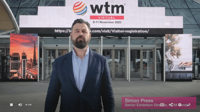 Simon Press, Senior Exhibition Director, gibt den Startschuss für die digitale Ausgabe des London World Travel Market vor einem tatsächlichen, leeren ExCel London Messegelände. In den letzten Jahren habe ich immer nur den Eingangsbereich der Reisemesse gesehen, in dem es von Leuten wimmelte, die sich über ihre Reisegeschäfte austauschten.