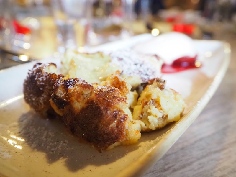 ... selbst oder gerade ein scheinbar einfaches Gericht wie der klassische, österreichische Kaiserschmarren gelingt ihm auf eine ganz besondere Art und Weise.