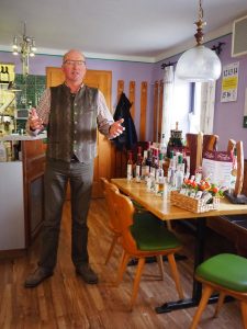 ... genießen es wie der extra eingeladene Hirschbacher Genussbrenner Rupert Wiesinger, uns in ihrem Gasthaus Kräuterwirt Dunzinger begrüßen zu dürfen ...