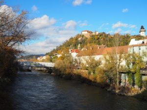 Graz, du Schöne: Blick auf den Grazer Schlossberg mit seinem bunten