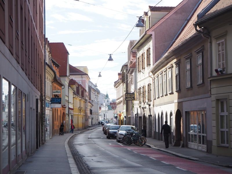 ... (ent)führt uns durch die weniger bekannten Grazer Stadtviertel Lend und Gries, hier mit Blick in die Griesgasse südlich der Mur ...