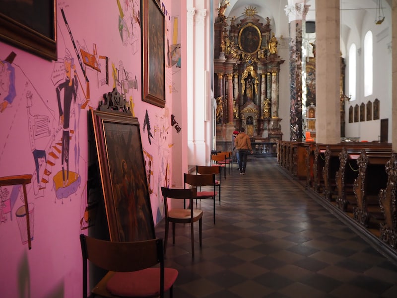 ... auch innen drin ist die Kirche nicht minder beeindruckend- und führt auf faszinierende Weise Kunst und Kirchentradition zusammen. Einzigartig. Bei Eurem nächsten Besuch in Graz müsst Ihr hier vorbeischauen!