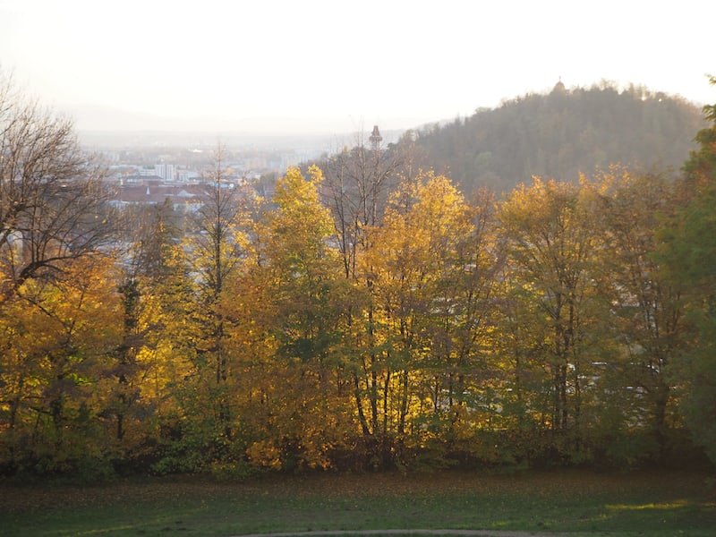 Blick auf den Grazer Uhrturm am Schlossberg vom Café Rosenhain aus.