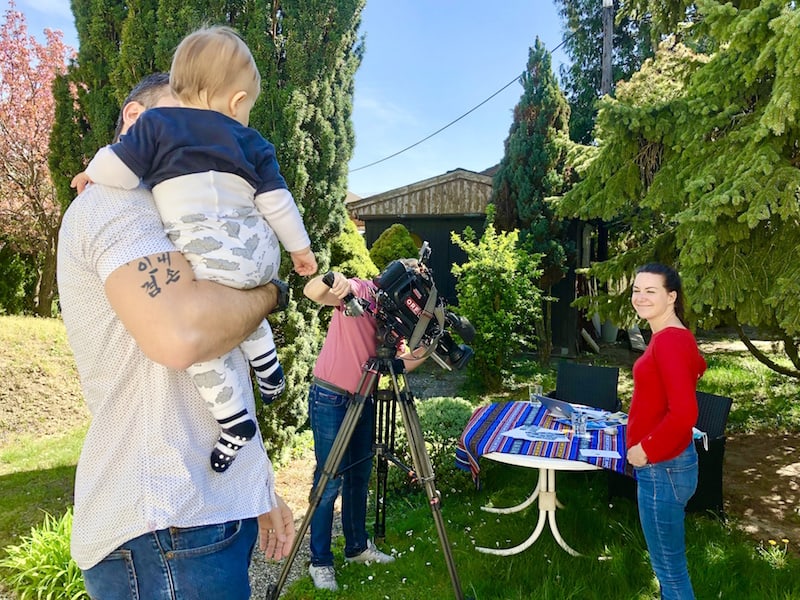 Ein knappes Jahr und schon das dritte Mal vor der Fernsehkamera: Baby Liam sieht ganz interessiert zu, wie der Garten zum Fernsehstudio umgemodelt wird ...