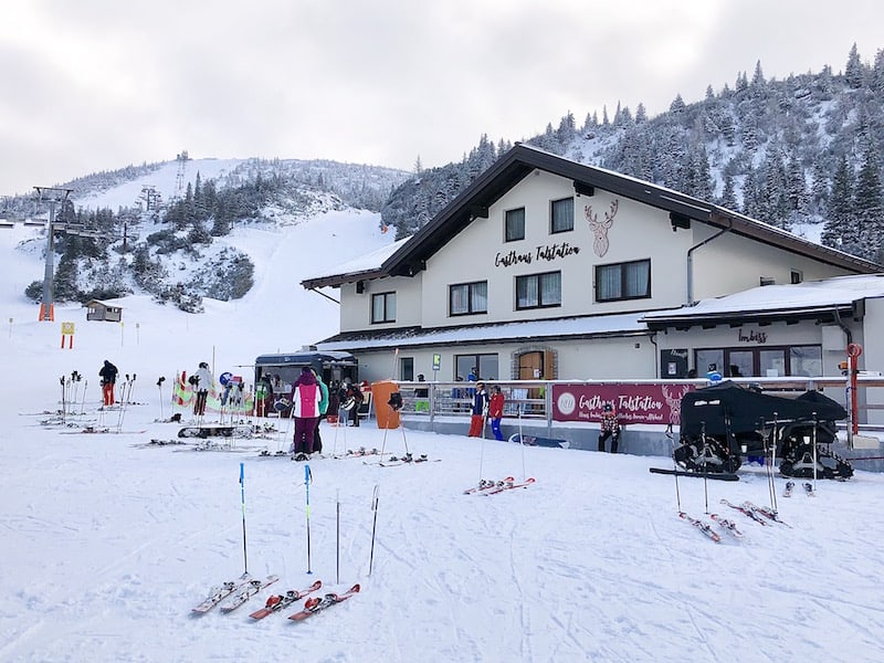 Vor dem "Gasthaus Talstation" etwa gibt es zwei kleine Verkaufsstellen für Essen & Trinken (Food Truck Joschi und einen Imbiss), gegessen und getrunken wird im Stehen direkt an der Piste. Die WC-Anlagen des Gasthauses bleiben geöffnet.