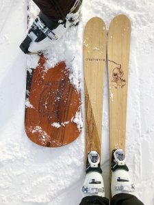 Als Ski- und Schneeliebhaber sind Georg und ich sehr gerne in den Bergen unterwegs: Hier mit unseren eigens entworfenen Ski bzw. Snowboard.