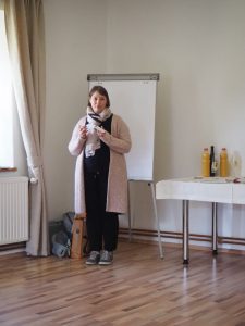Anita Arneitz begrüßt uns zum ersten Schreibseminar in diesem Jahr auf Gut Trögern in Südkärnten, nahe der slowenischen Grenze.