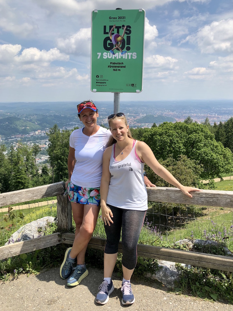 Susanne und ich am "Gipfel" des ... hohen Fürstenstand. Mit sagenhaftem Blick auf die Stadt Graz hinter uns!