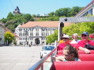 Blick vom Cabrio Bus zurück auf Altstadt und Schlossberg Graz.