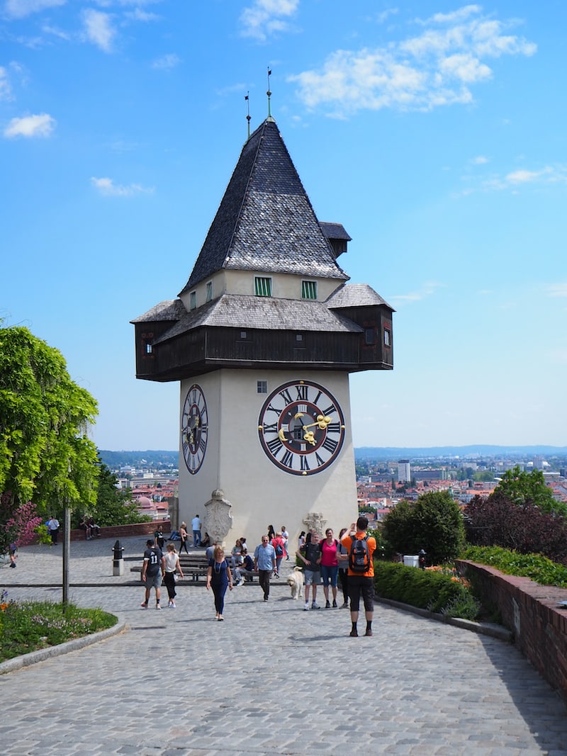 Was wäre Graz ohne seinen allseits bekannten Grazer Uhrturm? Um ein Haar hätte das französische Heer ihn anno dazumal mitsamt der hier ursprünglich errichteten Festung sprengen lassen. Die Grazer haben ihn aber mit "Lösegeld freigekauft"!