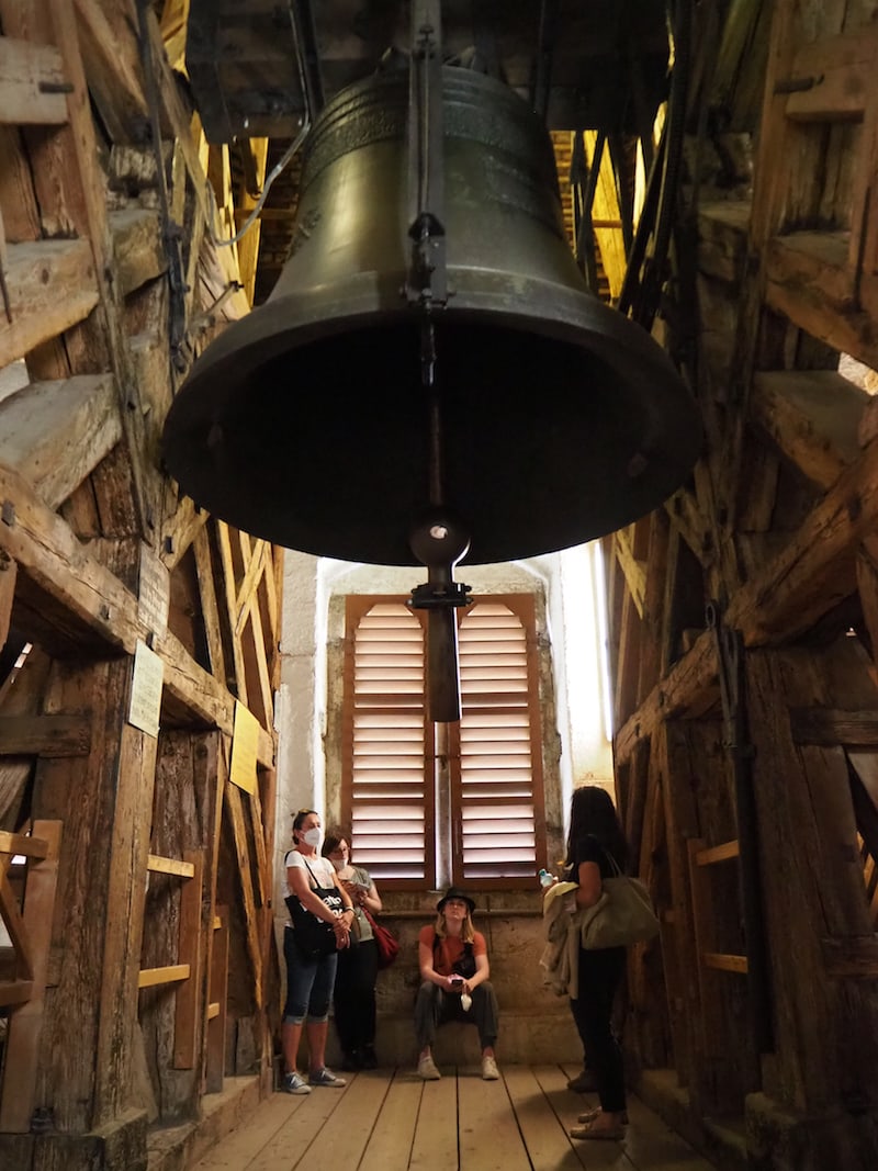 Ganz in der Nähe hängt übrigens die drittgrößte Glocke der Steiermark mit knapp fünf Tonnen: "Liesl" im Glockenturm Graz! Dieser ist nur im Rahmen einer Führung zugänglich.