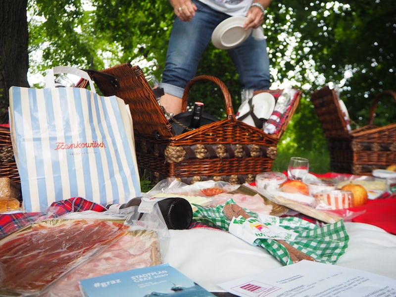 Gut gefüllt sind diese schicken Picknickkörbe, welche uns die Wanderung am Grazer Schlossberg versüßen.