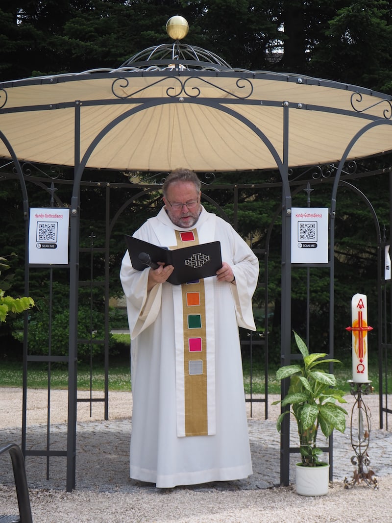 Rektor Rüdiger Kiefer im priesterlichen Ordensgewand der Pallottiner 