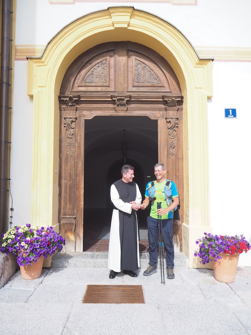 Auch Pilger werden im Stift Stams übrigens herzlich willkommen geheißen, wie hier Pilger Jörg aus der Steiermark, der uns berührende Details zum Hintergrund seiner Pilgerschaft schildert.