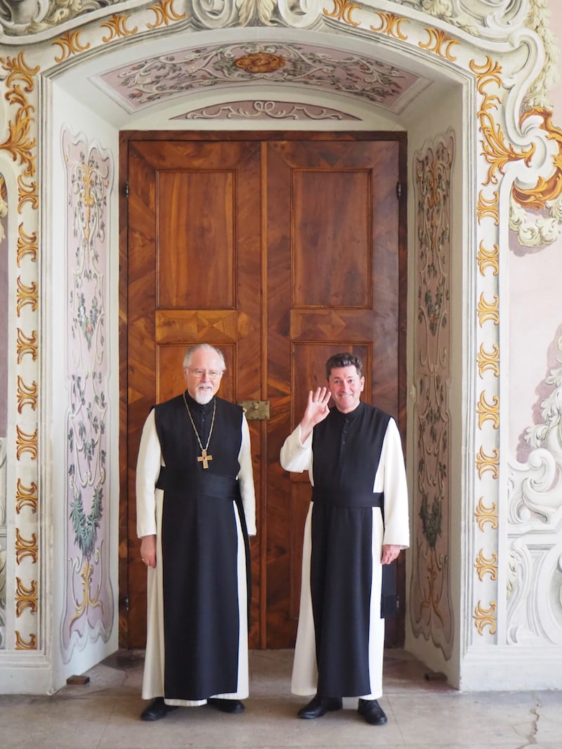 Auf das Herzlichste willkommen geheißen werden wir dabei von Frater Lukas (rechts im Bild) und Abt German Erd, die uns wechselweise durch Stift Stams führen.