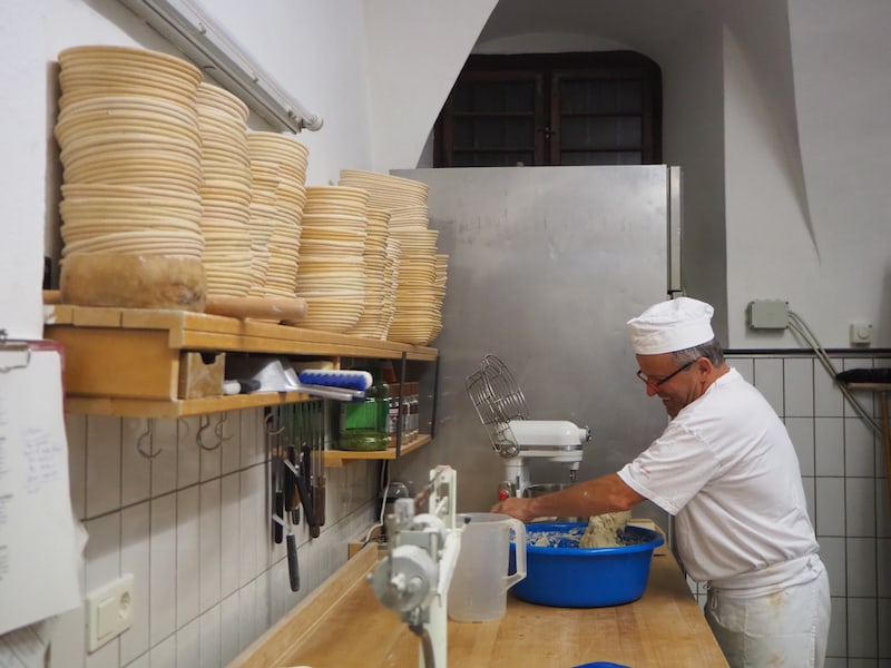 Pater Franz bäckt "alles außer Semmeln", wie er uns beim Besuch in seiner Backstube verrät. Das Frühstücksbrot schmeckt uns daraufhin gleich doppelt so gut!