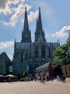 In Köln liegt der Hauptbahnhof ganz "praktisch" direkt am weltberühmten Kölner Dom, weshalb sich hier sogar kurze Kinderwagen-Bummel mit Sightseeing super verbinden lassen.
