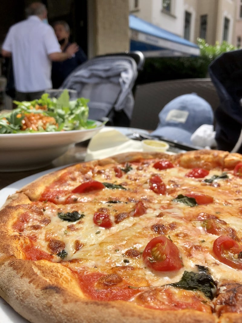 First things first: Für Leckermäulchen unbedingt zur Pizzeria Totino an der Ecke Sülzburgstraße - Siebengebirgsallee in Köln-Klettenberg. Die Steinofenpizzen hier sind einfach herrlich!