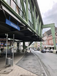 In Wuppertal haben Liam und mich die historische Schwebebahn, die sich mitten durch die Stadt zieht, enorm fasziniert ...