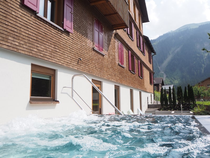 ... ein Aspekt ist beispielsweise, dass der Outdoor Whirlpool nur bei Bedarf gefüllt und aktiviert wird. Wenn (stundenlang) niemand da ist, senkt sich das Warmwasser in einen unterirdischen Speichertank und fährt erst bei Bedarf (Knopfdruck) wieder hoch. Cool!