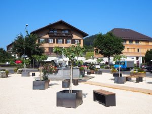 Der Dorfplatz von Hittisau. Im September