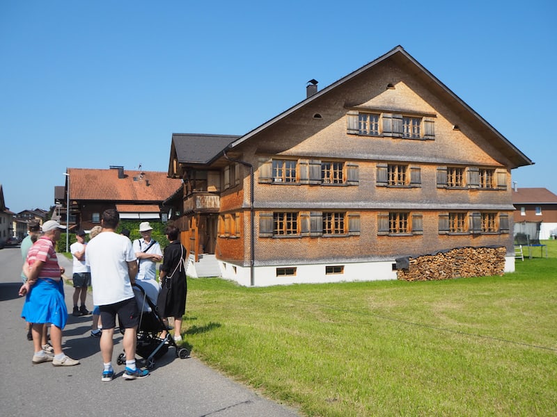 Weiter geht's durch die kleine aber feine Gemeinde Hittisau (sämtliche Wege sind hier übrigens absolut kinderwagentauglich) ...