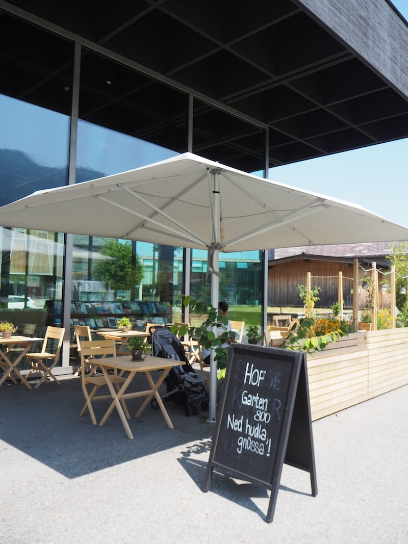 Ein Teil des Gebäudes lockt überdies mit köstlicher Kulinarik: Im WerkRaumHaus Café genießen wir einen erfrischenden Mittags-Snack sowie 