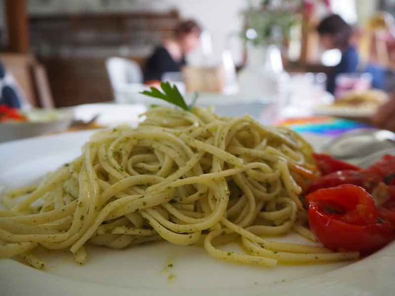 ... und lassen uns rundum verwöhnen: Vielen Dank für all das gute Essen und den schönen Aufenthalt bei Euch, liebe Dagmar, liebe Lydia und liebe Zali!