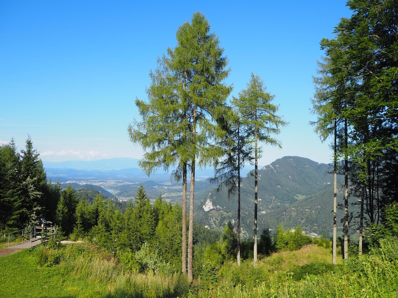 Auch die Aussicht von hier oben, am Eingang zu den Höhlen Richtung