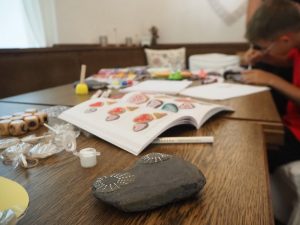 Kreativ-Tipp: Die Steine aus dem Bachbett der Trögener Klamm eignen sich übrigens perfekt für den im Anschluss stattfindenden Workshop "Steine bemalen"!
