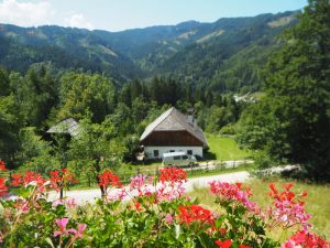 Blick aus dem Gut Trögern auf die umliegende Bergwelt der Karawanken ganz im Süden Österreichs ...