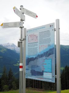 ... anschauliche Infotafeln informieren zusätzlich zu unserer Wanderführerin Monika über die historischen Gegebenheiten am Bartholomäberg.